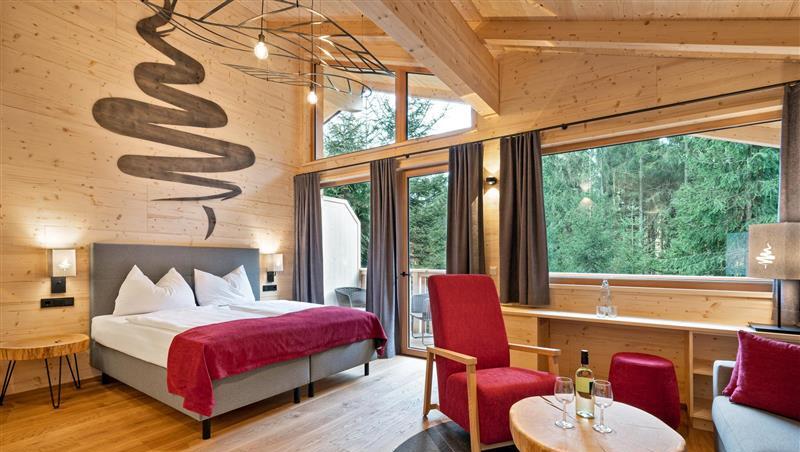 Ein Blick ins Wald-Loft mit Balkon. Auch eine frei stehende Wanne geh&ouml;rt dazu.