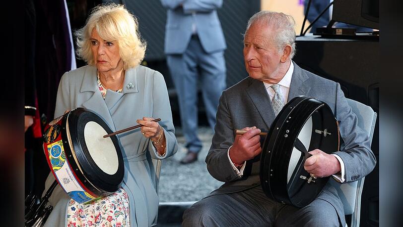 K&ouml;nig Charles und K&ouml;nigin Camilla probierten eine traditionelle irische Trommel aus.