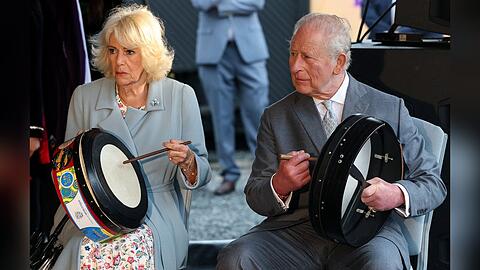 K&ouml;nig Charles und K&ouml;nigin Camilla probierten eine traditionelle irische Trommel aus.
