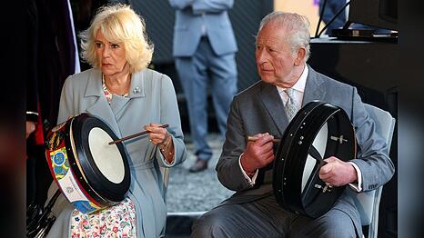K&ouml;nig Charles und K&ouml;nigin Camilla probierten eine traditionelle irische Trommel aus.