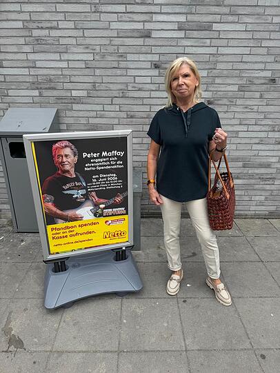 Einmal seinen Einkauf von Peter Maffay abkassieren lassen – für Gabi ein echtes Erlebnis. Einmal seinen Einkauf von Peter Maffay abkassieren lassen – für Gabi ein echtes Erlebnis.
