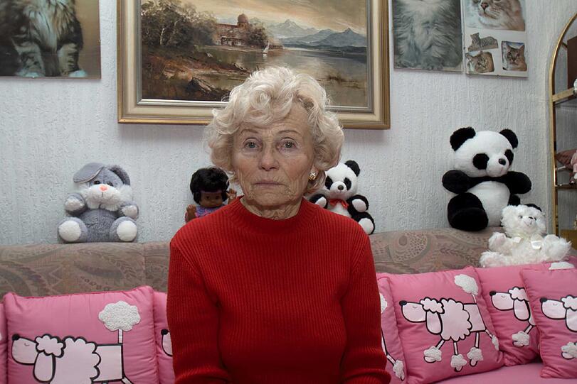 Elsa G. in ihrer Wohnung: Ihr Nachbar hat ihr Konto geplündert.