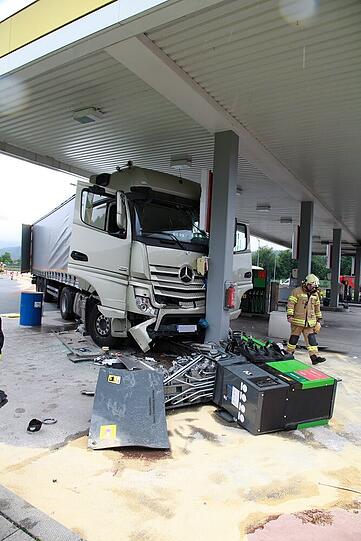 Die Feuerwehr sichert den Unfallort...