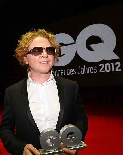 Dieser bebrille Mann ist der ehemalige Simply-Red-Frontmann Mick Hucknall. Für die GQ-Jury eindeutig ein "Mann des Jahres", natürlich in der Kategorie "Musik".