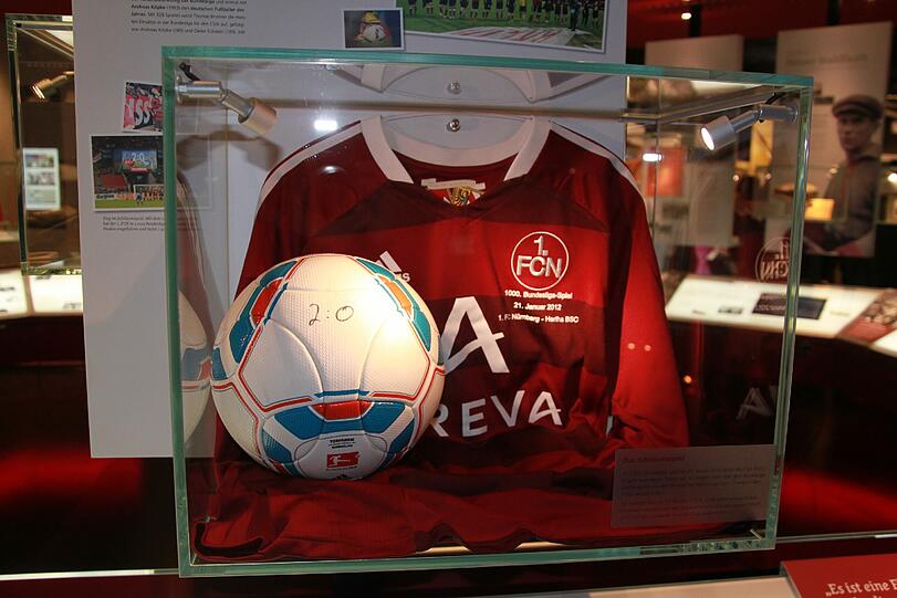 Auch der Ball zum 1000. Bundesligaspiel des Club am 21. Januar 2012 hat seinen Platz im Museum gefunden.
