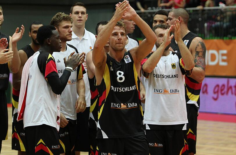 Gerade nochmal gut gegangen: Die Deutschen Basketballer gewinnen gegen Österreich nach schwacher Vorstellung mit 77:64.