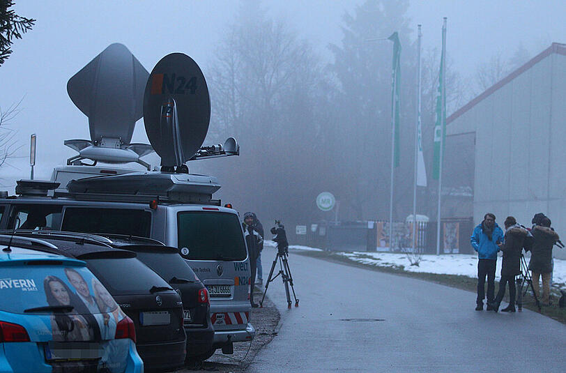 Journalisten warten am 29.02.2016 vor der Außenstelle der Justizvollzugsanstalt Landsberg am Lech in Rothenfeld bei Andechs (Bayern) auf die Freilassung des Ex-Fußballmanagers Hoeneß. Die Bilder.