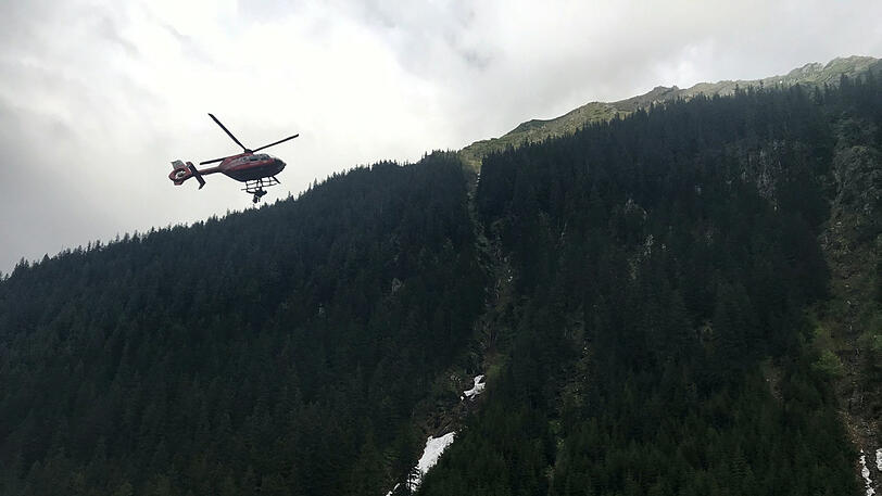 Ein Rettungshubschrauber brachte Bauer ins Krankenhaus.