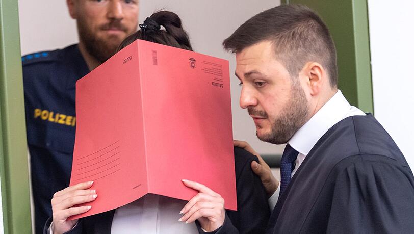 Beim Auftakt: Jennifer W. und Anwalt Ali Aydin vor dem Oberlandesgericht München. Beim Auftakt: Jennifer W. und Anwalt Ali Aydin vor dem Oberlandesgericht München.