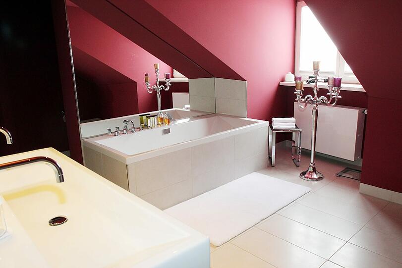 Mut zur Farbe: Das Bad einer Penthouse-Suite.