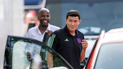 Bayerns Neuzugang Min-jae Kim (r) kommt am Trainingsplatz an.