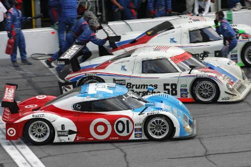 Juan Pablo Montoya (01) und  David Donohue (58)  im harten Zweikampf beim Boxenstopp.