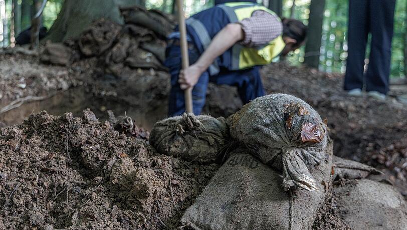Archäologen haben in Schleswig-Holstein Bundeswehr-Sandsäcke gefunden.