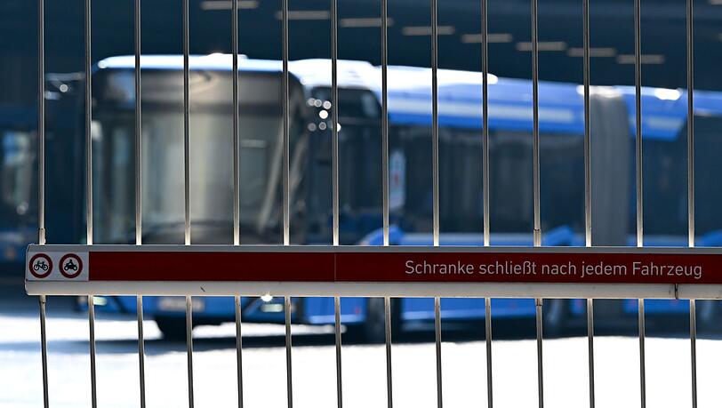 Im Tarifkonflikt im bayerischen Nahverkehr setzt die Gewerkschaft Verdi auf Warnstreiks. (Archivbild)