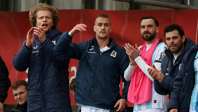 Das Löwen-Lazarett lichtet sich. Für die Startelf reicht es bei Jesper Verlaat (l.) und Morris Schröter (2.r.) zwar noch nicht, sind aber neue Optionen von der Bank. Sigurd Haugen (2.v.l.) und Kevin Volland (r.) sind unumstrittene Stammspieler. Das Löwen-Lazarett lichtet sich. Für die Startelf reicht es bei Jesper Verlaat (l.) und Morris Schröter (2.r.) zwar noch nicht, sind aber neue Optionen von der Bank. Sigurd Haugen (2.v.l.) und Kevin Volland (r.) sind unumstrittene Stammspieler.