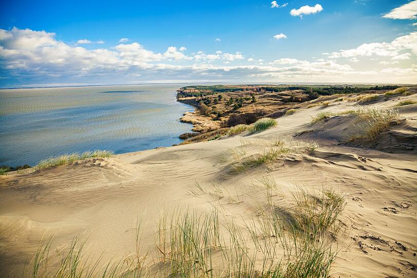 Die Kurische Nehrung zählt zu den Naturjuwelen an der Ostsee. Die rund 100 Kilometer lange, schmale Landzunge verbindet eindrucksvolle Landschaften mit wohltuender Ruhe. Besonders der litauische Abschnitt rund um Neringa lockt mit Wanderdünen, duftenden Kiefernwäldern und weitläufigen Sandstränden. Als UNESCO-Welterbe ist die Region ein perfektes Ziel für alle, die aktiv unterwegs sein möchten. Die Kurische Nehrung zählt zu den Naturjuwelen an der Ostsee. Die rund 100 Kilometer lange, schmale Landzunge verbindet eindrucksvolle Landschaften mit wohltuender Ruhe. Besonders der litauische Abschnitt rund um Neringa lockt mit Wanderdünen, duftenden Kiefernwäldern und weitläufigen Sandstränden. Als UNESCO-Welterbe ist die Region ein perfektes Ziel für alle, die aktiv unterwegs sein möchten.
