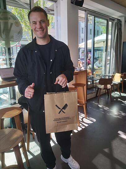 Nach dem Einkauf bei Distorted People gerne in Wagners Juicery: Manuel Neuer. Nach dem Einkauf bei Distorted People gerne in Wagners Juicery: Manuel Neuer.