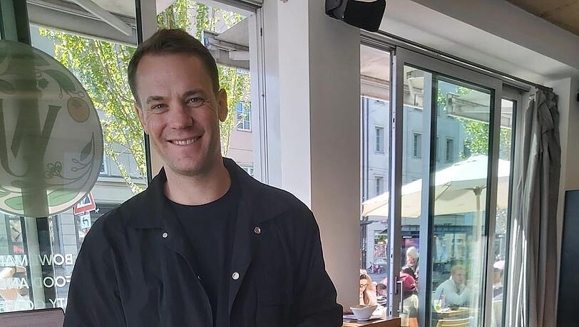 Nach dem Einkauf bei Distorted People gerne in Wagners Juicery: Manuel Neuer.