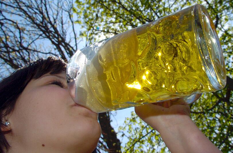 EINE MASS BIER VOR 11 UHR: Wer zum Weißwurstfrühstück in den Biergarten will, muss ja früh hin, denn sonst gibt's keine Plätze mehr. Sprich: Eine Bierbestellung vor 11 Uhr geht in diesem Fall nicht nur völlig klar, sondern ist eigentlich die Pflicht eines jeden Münchners!