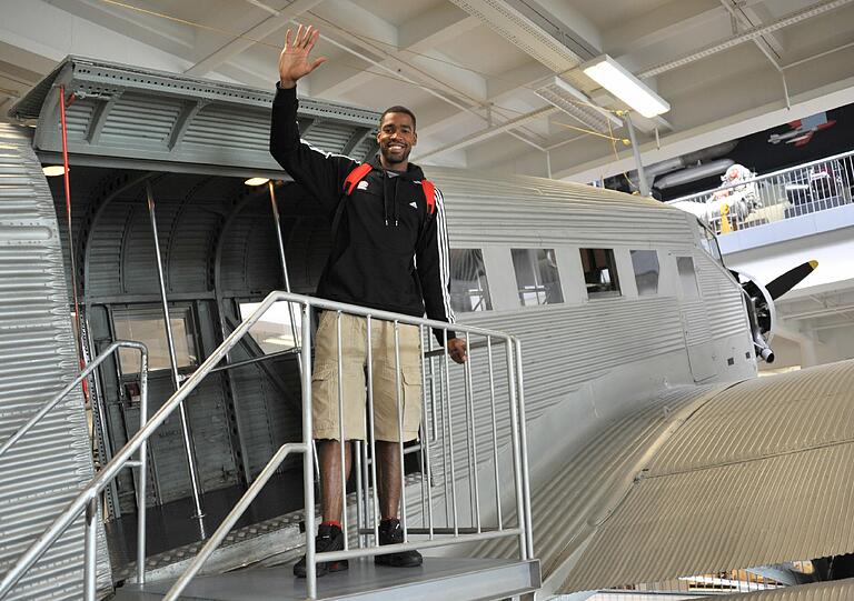 Brandon Thomas von den Basketballern des FC Bayern bei seinem ersten Besuch im deutschen Museum.