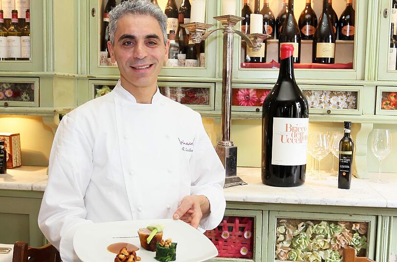 Küchenchef Francesco Siciliano präsentiert den Hauptgang, den er ab dem 8. Juli im &bdquo;Vinaiolo&ldquo; zubereitet.