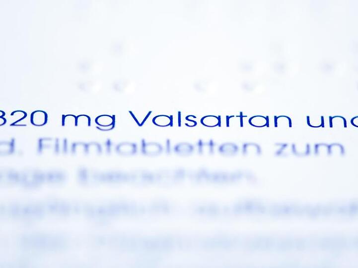 Tablettenverpackung eines Blutdrucksenker mit dem Wirkstoff Valsartan. Im Skandal um verunreinigte Blutdrucksenker mit dem Wirkstoff Valsartan hat die Europäische Arzneimittel-Agentur (EMA) Konsequenzen gezogen.