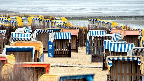 Leere Strandkörbe stehen am Strand von Cuxhaven.