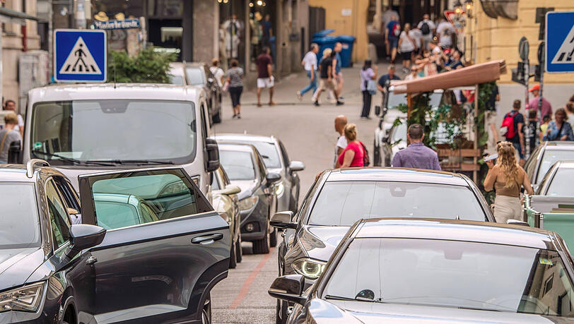 Nicht nur die Straßen in der Münchner Altstadt wie hier in der Ledererstraße sind mit Autos verstopft. Das Mobilitätsreferat macht deshalb einen Vorschlag.