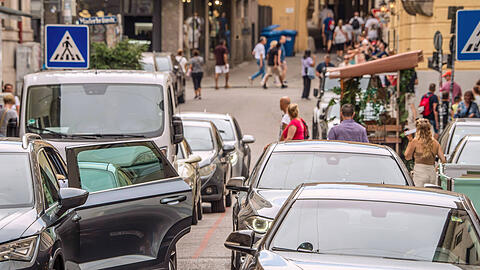 Nicht nur die Straßen in der Münchner Altstadt wie hier in der Ledererstraße sind mit Autos verstopft. Das Mobilitätsreferat macht deshalb einen Vorschlag.