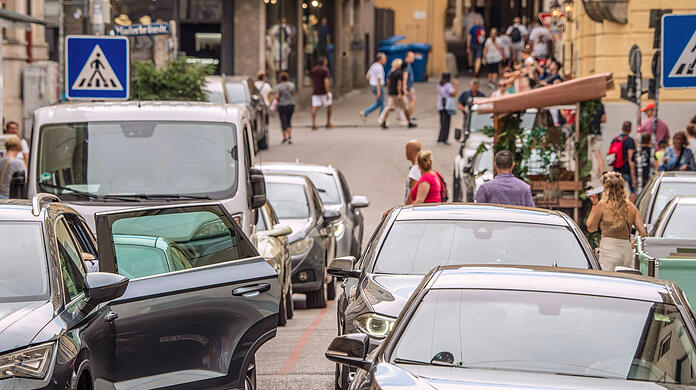 Nicht nur die Straßen in der Münchner Altstadt wie hier in der Ledererstraße sind mit Autos verstopft. Das Mobilitätsreferat macht deshalb einen Vorschlag.