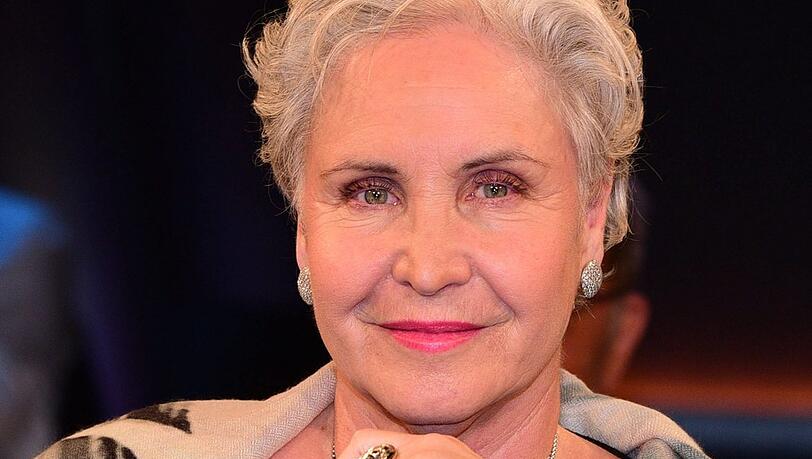 Katerina Jacob litt an Brustkrebs, gilt zwar offiziell wieder als gesund, sorgt sich aber dennoch immer wieder vor Vorsorgeterminen, wie sie ihren Followern auf Facebook gegen&uuml;ber offen mitteilt.