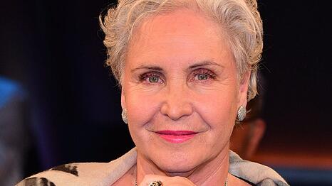 Katerina Jacob litt an Brustkrebs, gilt zwar offiziell wieder als gesund, sorgt sich aber dennoch immer wieder vor Vorsorgeterminen, wie sie ihren Followern auf Facebook gegen&uuml;ber offen mitteilt.