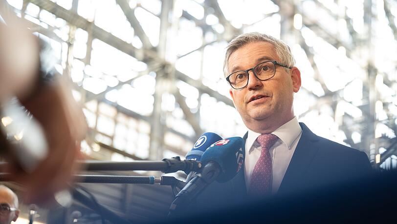 Für EU-Migrationskommissar Magnus Brunner ist der Zeitpunkt für ein Ende der Grenzkontrollen innerhalb der EU gekommen. (Archivbild) Für EU-Migrationskommissar Magnus Brunner ist der Zeitpunkt für ein Ende der Grenzkontrollen innerhalb der EU gekommen. (Archivbild)
