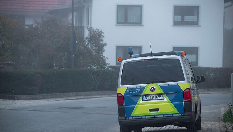 Die Ehefrau hatte den Notruf gewählt. Die Ehefrau hatte den Notruf gewählt.