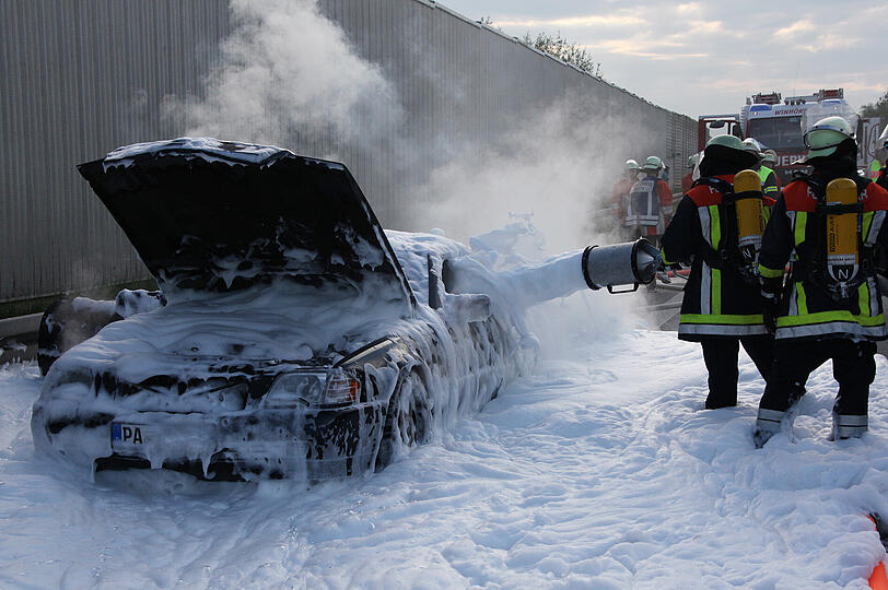 Schade um das schöne Auto: Auf der A94 bei Altötting stand ein Mercedes 500 SL in Flammen. Das Auto brannte vollständig aus. Die Fahrerin konnte sich glücklicherweise retten. Die Bilder von den Löscharbeiten