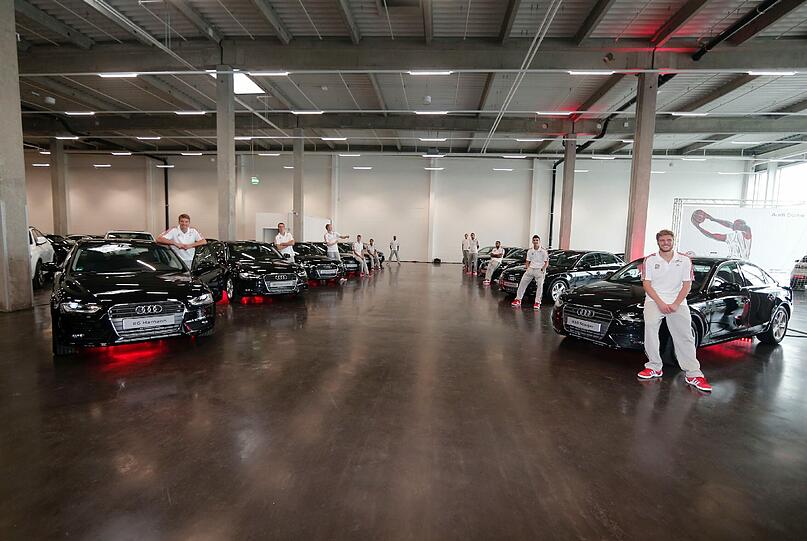 Am Montag erhielten die Spieler von Trainer Svetislav Pesic im Audi Gebrauchtwagen-Zentrum ihre neuen Dienstwagen.
