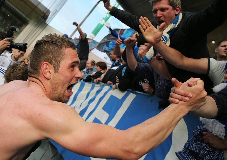 Auch Hamburgs Pierre-Michel Lasogga lässt nach dem Schlusspfiff seinen Emotionen freien lauf und feiert mit den Fans.
