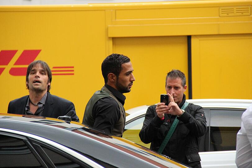 Die ersten Bilder von der Ankunft beim Medizincheck. Der AZ-Reporter hat Mehdi Benatia vor der Praxis von Dr. Müller-Wohlfahrt geknipst.