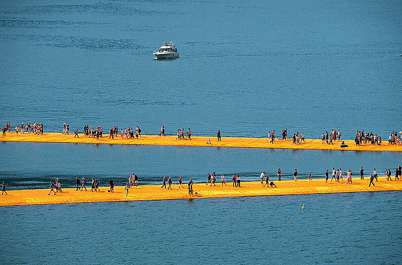 Christos Mammut-Installation "Floating Piers" ist fertig. Die beeindruckenden Bilder.