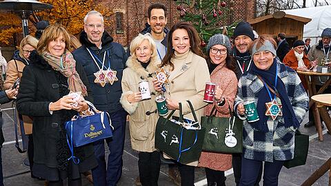 Beim 24. BMW Adventskonzert (v. l.): Uschi Prinzessin von Bayern, Bernd Döpke, Inge Fürstin von Wrede-Lanz, Alexander Mazza, Uschi Dämmrich von Luttitz, Monika Drechsel, Christian Neureuther und Rosi Mittermaier verkaufen Dallmayr-Schmankerl.