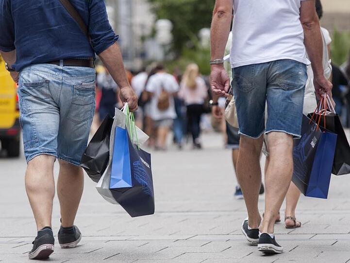 Die Deutschen kaufen wieder mehr ein.