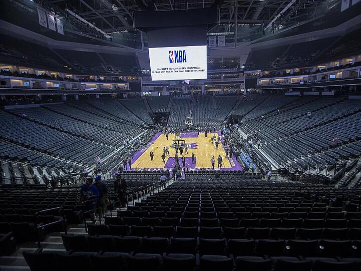 In den USA gehen dem Sport duch die Corona-Krise Milliarden verloren: Leeres Basketball-Stadion.