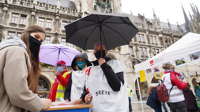 "Erst beklatscht, dann fallengelassen, jetzt auch noch beschimpft": Beim Warnstreik der Erzieherinnen am Montag am Marienplatz müssen sich alle in Listen eintragen.
