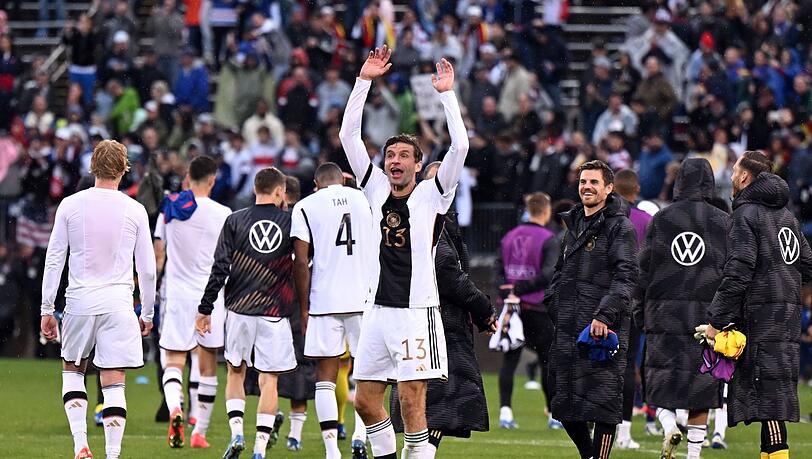 Deutschlands Thomas Müller bejubelt den 3:1 Sieg mit den Fans.