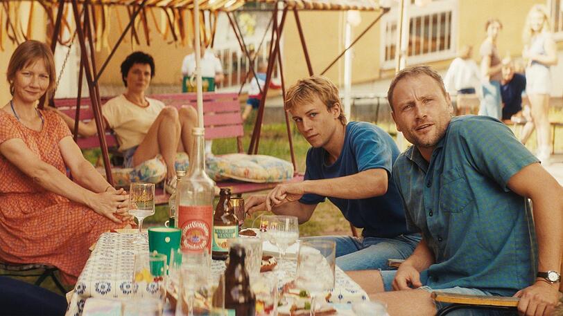 Ihre Region wird gerade deindustrialisiert, aber der Sommer 1990 hat trotzdem seine leichten, fröhlichen Tage: Diese Stimmung strahlt "Zwei zu eins" aus: Sandra Hüller (l.) und Max Riemelt (r.). Foto: X Verleih