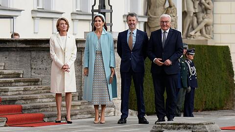 Elke Büdenbender, Königin Mary, König Frederik X. und Frank-Walter Steinmeier (v.l.) auf Schloss Bellevue.
