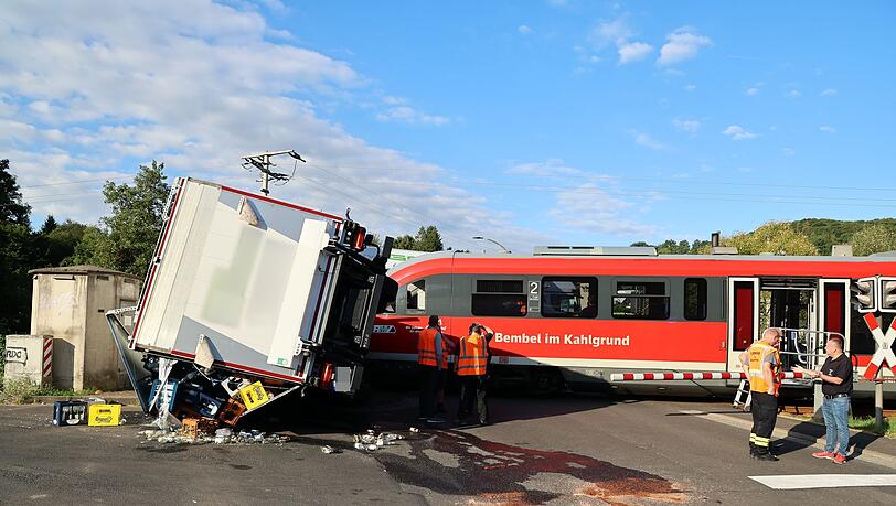 In Unterfranken ist ein Zug in einen Getränkelaster gefahren. Einen ähnlichen Unfall gab es kurz zuvor in Schwaben.