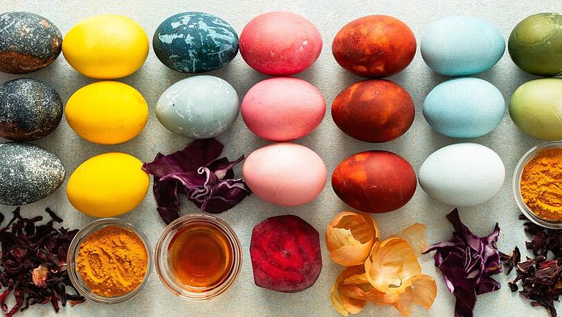 Mit Lebensmitteln wie Kurkuma oder Rotkohl lassen sich Ostereier nat&uuml;rlich f&auml;rben.