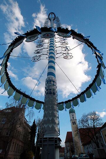 Im Umfeld der Maifeiern kam es auch zu zwei Unfällen: Zwei Männer wollten am Samstagabend bei Dillingen die Zunftzeichen am Maibaum erneuern. Dabei stürzte der 22 Meter hohe Baum um - offenbar stand er nicht mehr stabil. Die Männer sprangen ab, wurden leicht verletzt.