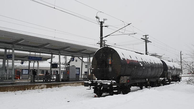 Am Morgen nach dem tödlichen Unfall: der Güterwaggon steht auf einem Gleis im Bahnhof St. Johann.